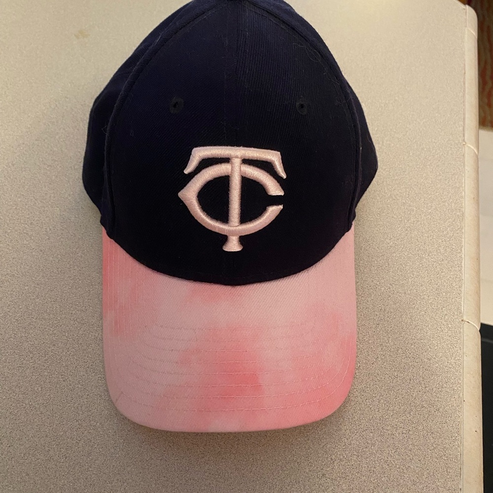 Minnesota Twins Pink and Black baseball Cap with Logo